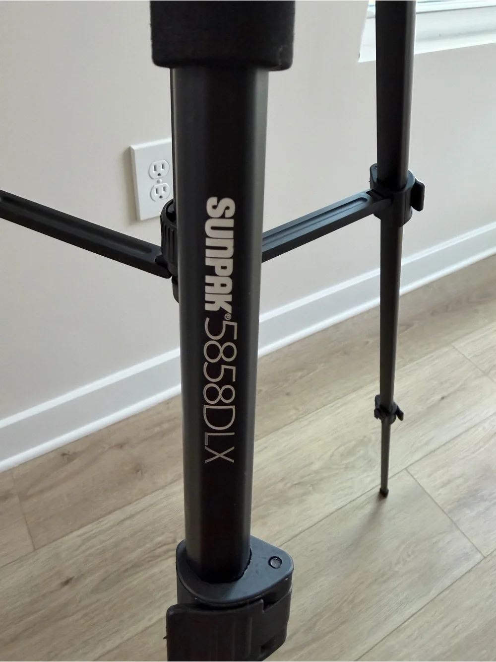 Lightweight Black Camera Sunpak 5858DLX Tripod with 3-Way Pan Head Like New